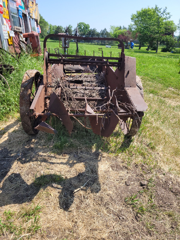 Antique steel wheel manure spreader in Arts & Collectibles in Belleville - Image 3