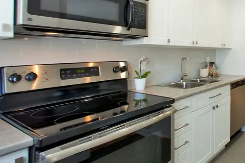 SPACIOUS 3 BEDROOM TOWNHOUSEFOR RENT ON FAMILY-ORIENTED PROPERTY IN NORTH OSHAWA! SELECT SUITES REVI...