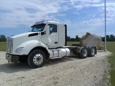 510 HP PACCAR MX13, 22.5" TIRES, ALUMINUM WHEELS, 4X4 DIFF LOCKS, 3:91 GEAR RATIO, 13,200 LBS FRONT...