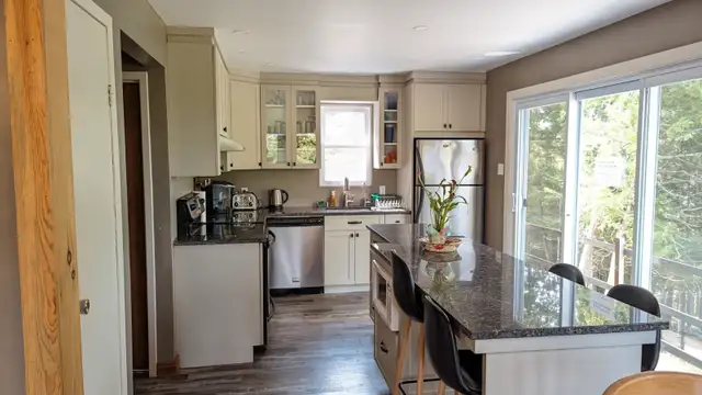 LAKEFRONT COTTAGE FOR RENTRODDICK LAKE - Discounted rates in Quebec in Canada - Image 20