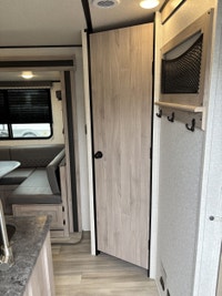 The perfect family trailer is here! Enjoy the many luxuries of this Coachmen model that provide not... (image 6)