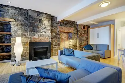 Charmant studio à aire ouverte entièrement meublé, situé au cœur du Vieux-Québec, au coin de la rue...