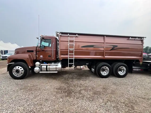 60860 Mack Pinnacle 64R grain truck in Heavy Trucks in Regina - Image 9