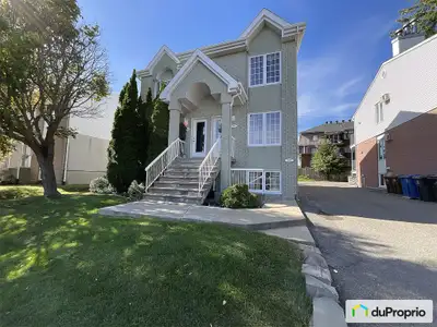 Très beau triplex idéalement situé à Sainte-Thérèse. 3 grands 4 1/2 pièces. Construction de qualité...