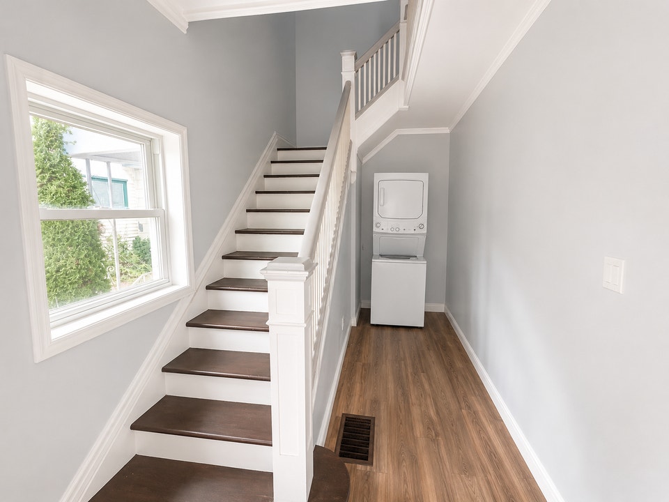 26 Boswell Street - Bright 2-Bedroom Upper Unit with In-Suite La 3