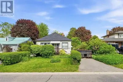 Location - Location - Location!! Perfect for First time Home buyers, Renovators, Builders or Empty N...