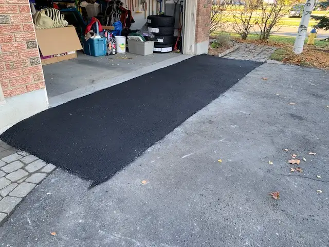 Hot Asphalt Repair and Driveway Sealing in Interlock, Paving & Driveways in Ottawa - Image 2