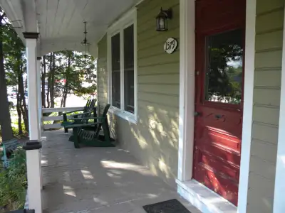 Clean and Quiet 1 bedroom + den for rent. Easy access to Public Transit and walking distance to groc...