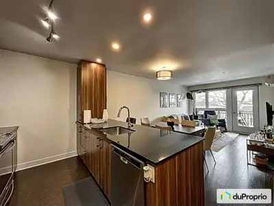 Coup de coeur assuré pour ce condo à aire ouverte lumineux construit en 2014 dans le quartier vibran...