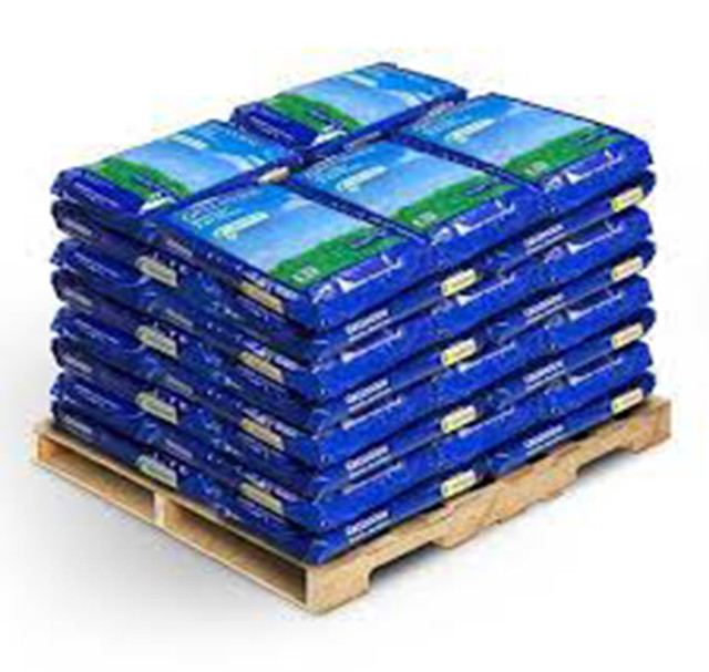 Premium Top quality Large bags of Grass fertilizer dans Autre  à Région d’Oakville/Halton - Image 2