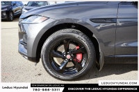 2022 Jaguar F-PACE P250 S Experience the Jaguar F-PACE P250 S with only 28004 km on the odometer. Fi... (image 7)