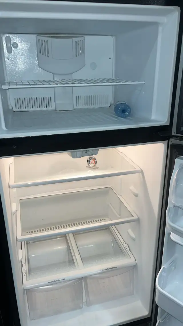 Frigidaire 30” Refrigerator Fully Tested  30-Day Warranty in Refrigerators in Kitchener / Waterloo - Image 4