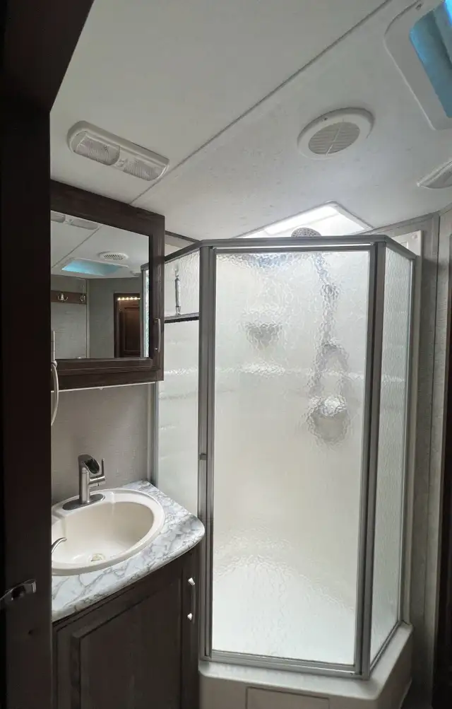 2017 KEYSTONE COUGAR 327RESWE (FINANCING AVAILABLE) in Travel Trailers & Campers in Strathcona County - Image 15