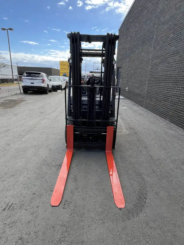 2018 Toyota 4000lbs cap forklift 3 stage w side-shift in Heavy Equipment in Mississauga / Peel Region - Image 4