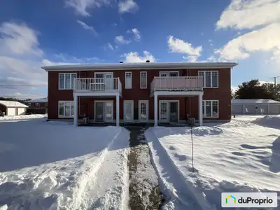 Très beau quadruplex à vendre au Cap de la Madeleine dans un secteur résidentiel et familial. Locata...