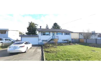INVESTOR AND DEVELOPER ALERT! DEVELOPMENT/SUBDIVISION POTENTIAL.**Well maintained and updated, 2 lev...