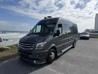 2018 Midwest Automotive Designs Weekender on a sprinter 3500 chassis w/ only 26,022KM. Clean carfax,...