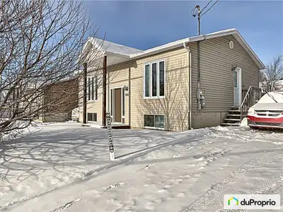 Vente sans garantie légale, immeuble à revenu avec localisation stratégique. Les 2 unités sont de ty...