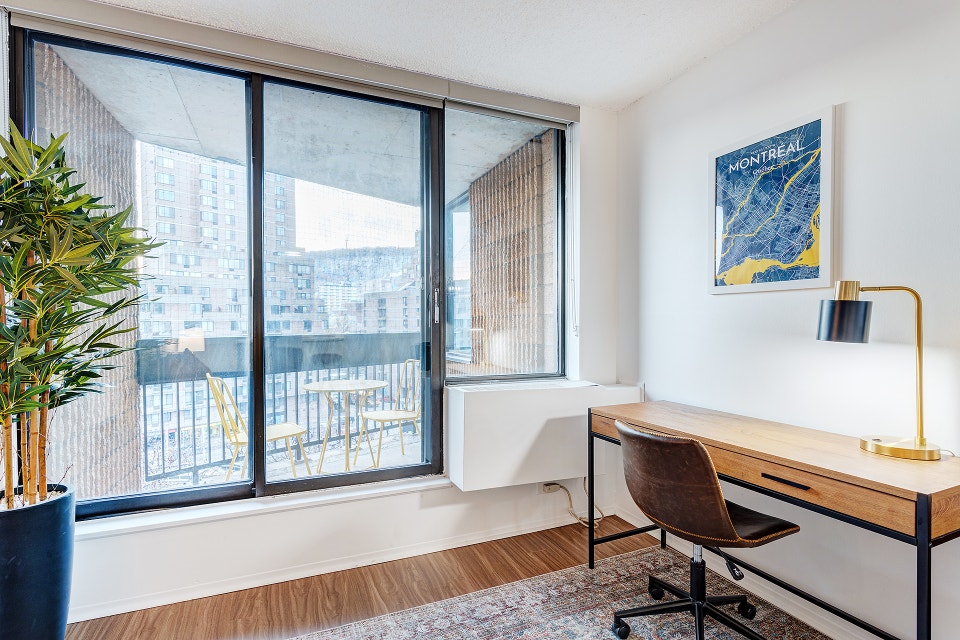 Bachelor Apartment for Rent - 350 Rue Prince-Arthur Ouest 4
