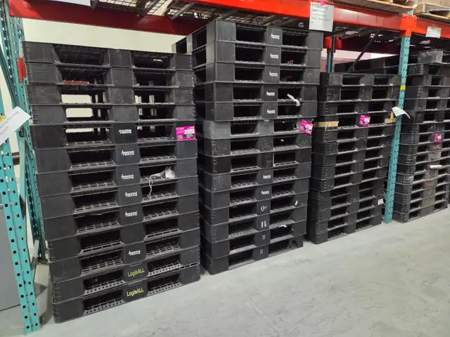 Good pallets and plastic skids here matching stacks too in Storage & Organization in Mississauga / Peel Region - Image 7