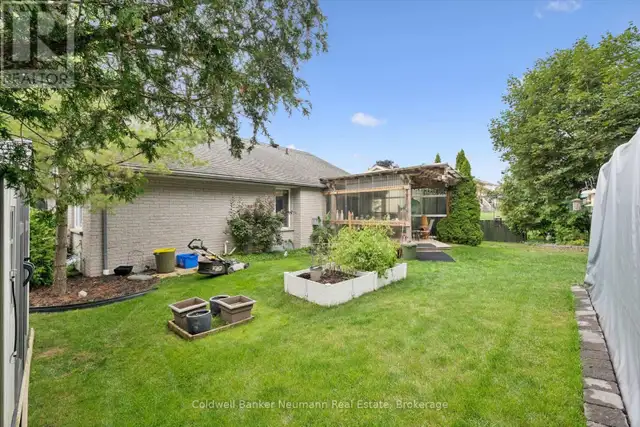 11 KEATING DRIVE Centre Wellington (Elora/Salem), Ontario in Houses for Sale in Kitchener / Waterloo - Image 16