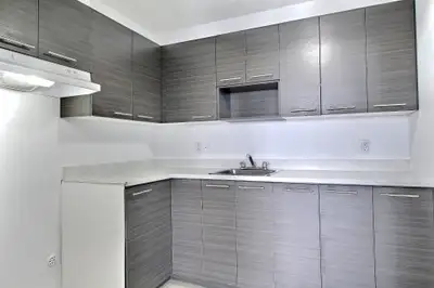 Superbe appartement récemment rénové, situé au 4e étage d'un immeuble paisible et soigneusement entr...