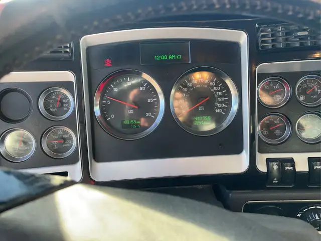 2016 Kenworth T800 in Heavy Trucks in Calgary - Image 14