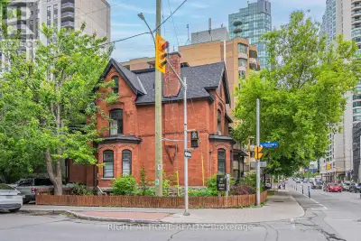 Live in the heart of Downtown Ottawa in this charming heritage-style apartment just steps from Parli...