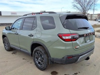 WE DELIVER ANYWHERE IN CANADA! Rugged capability meets everyday comfort in the 2026 Honda Pilot Trai... (image 4)