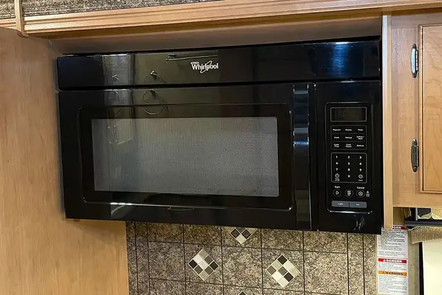 2015 Thor Chateau 33SW - Pre-Owned Super C Motorhome.  in RVs & Motorhomes in Red Deer - Image 28