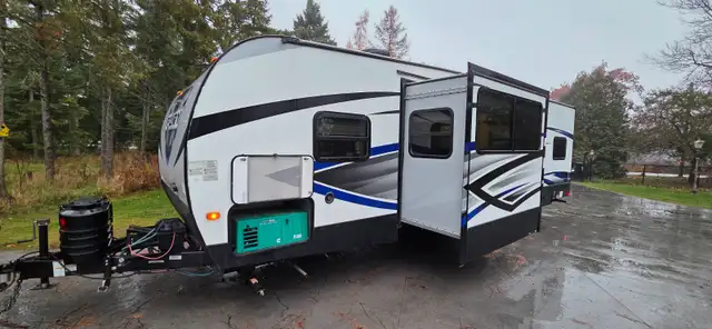 SOLD!  TOY HAULER-4K-GENERATOR 15HR -8X10'GARAGE-PWR BUNK-7400LB in Travel Trailers & Campers in Brantford - Image 3