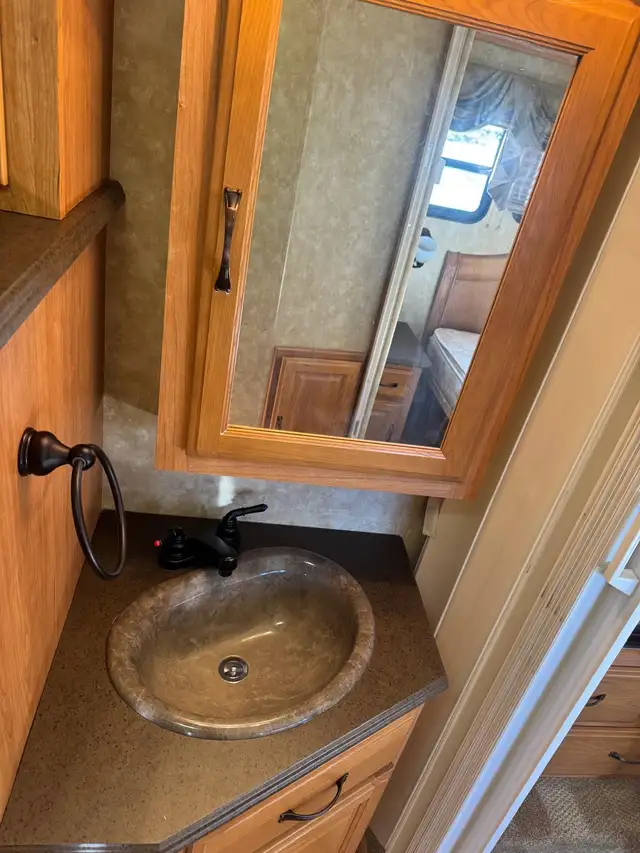 2008 Freightliner X-Line RV MINT CONDITION in RVs & Motorhomes in Calgary - Image 9