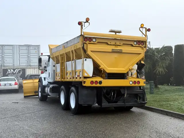 2016 International WorkStar 7400 14 Foot Dump Truck with 11 Foot in Heavy Trucks in Edmonton - Image 9