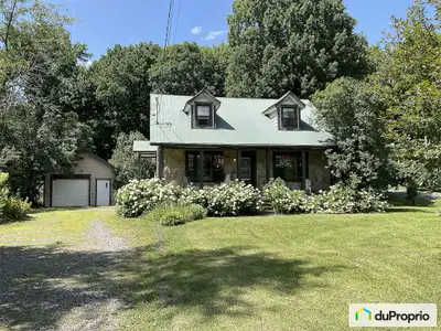 Charmante maison de campagne à un étage et demi avec façade en pierre sur un terrain de coin spacieu...