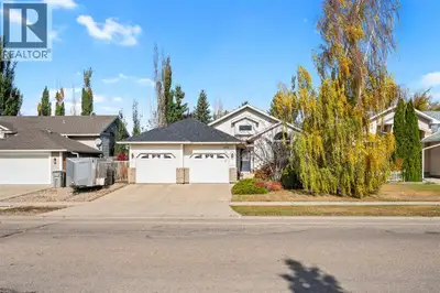 Welcome to this spacious and beautifully updated home in the desirable College Park neighbourhood, i...
