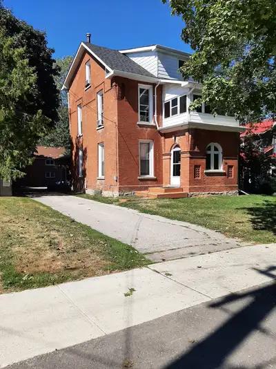 Beeton-Bright 2nd Flr 2Bdrm Apt with Parking