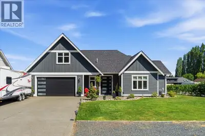 Welcome to effortless West Coast living in the desirable Eaglecrest Golf Community, where luxury mee...