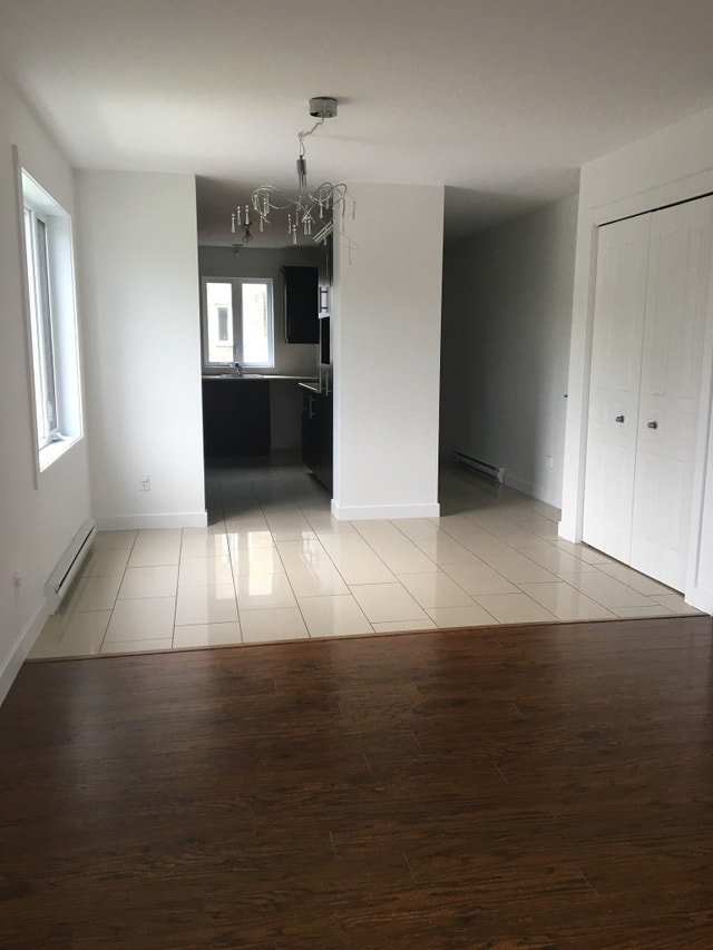 Grand et magnifique 4 1/2, Boul. SteAnne 2 étage juillet Locations longue durée Ville de