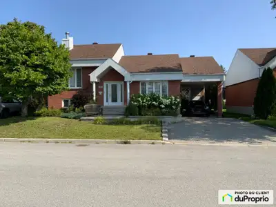 Laissez-vous séduire par cette élégante propriété unifamiliale entièrement en briques, implantée dan...