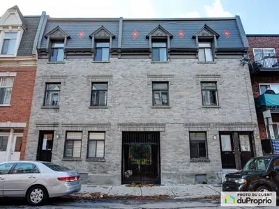 Situé au coeur de Montréal, même propriétaire depuis 20 ans, ce triplex représente une rareté except...