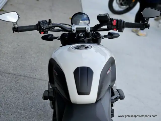 2022 Triumph Trident 660 Crystal White in Street, Cruisers & Choppers in Oshawa / Durham Region - Image 8