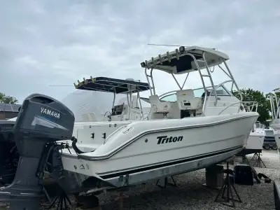 2003 TRITON 25 FEET WALKAROUND CUDDY DEEP VEE WOOD-FREE HULL 8.6 BEAM EQUIPPED WITH FACTORY YAMAHA 2...
