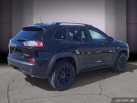 Le Jeep Cherokee Trailhawk 2021 est un SUV conçu pour les amateurs d'aventure et de conduite hors ro... (image 6)