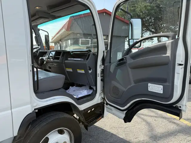 2022 Isuzu NRR CREW CAB | 16' BOX | LIFTGATE | DIESEL | 19500 GV in Cars & Trucks in Mississauga / Peel Region - Image 19