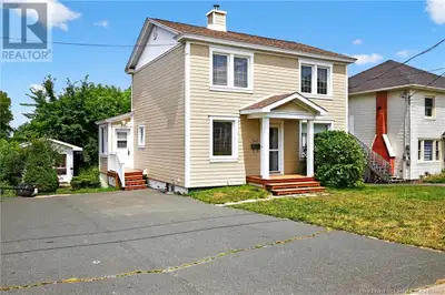 Living downtown Bathurst comes with some awesome advantages! You can walk to fine dining, restaurant...