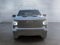 The 2022 Silverado has elements that reinforce the trucks wide, stable and confidence-inspiring stan... (image 8)