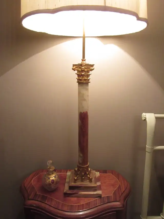 Tall Antique Marble And Gilt Bronze Corinthian Column Table Lamp in Indoor Lighting & Fans in City of Montréal - Image 11