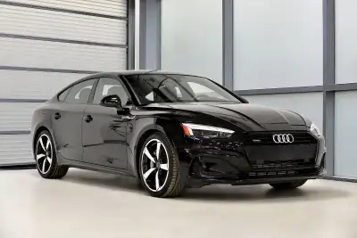 Traction intégrale Audi quattro / Black optics / Eclairage ambiant / Apple Carplay + Android Auto /...
