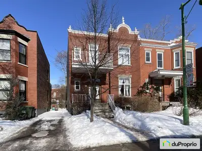 Emplacement exceptionnel dans un quartier recherché & familial. Maison semi détachée à deux pas de t...