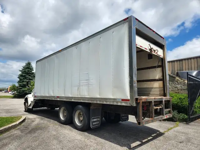 2013 Kenworth T370 26' Box, Reefer, Tandem, PX 8, 300HP, Ramp in Heavy Trucks in Calgary - Image 4